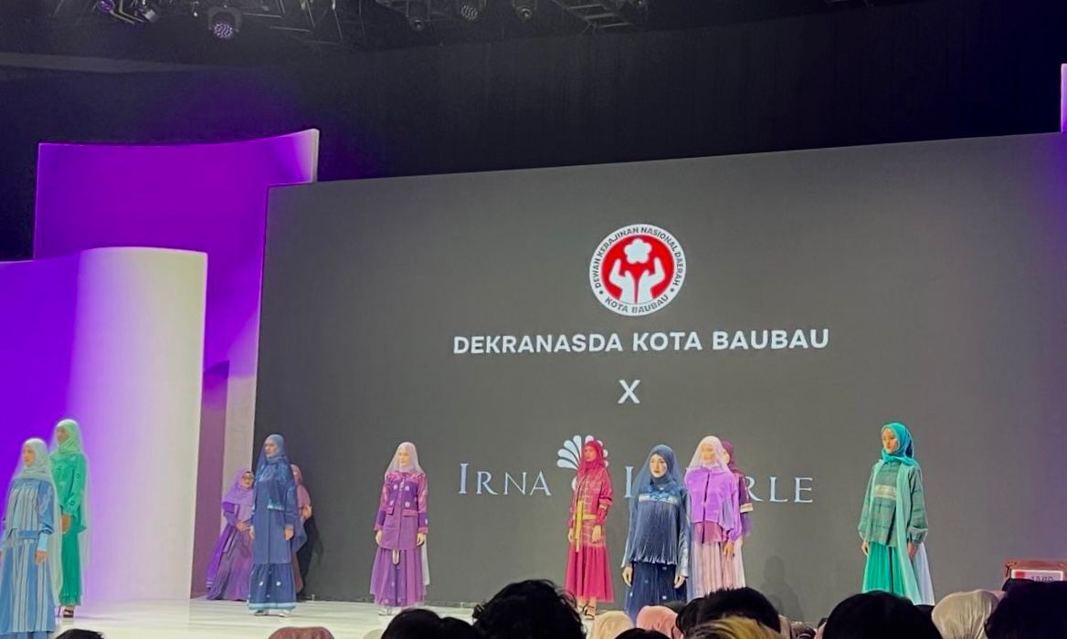 Karya Tenun Baubau Tampil Memukau di Indonesia Fashion Week 2024, Omzet Tembus Puluhan Juta Per Hari