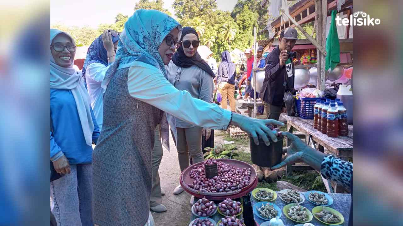 Ketua Tim Penggerak PPK Buton Selatan Borong Sayur di Pasar Tradisional