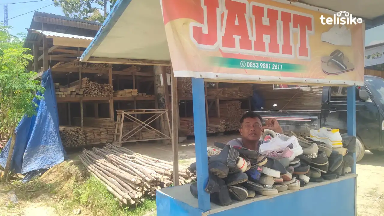 Kisah Penjahit Sepatu di Kendari yang Sepi Pelanggan, Terpaksa Merangkap Jualan Gorengan