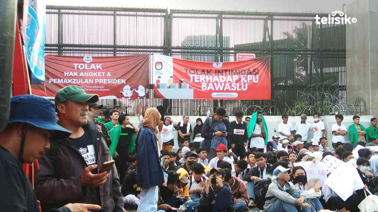 Massa Dukung Hak Angket Pemilu 2024 Curang dan Makzulkan Jokowi Dikacaukan Pendemo Tandingan