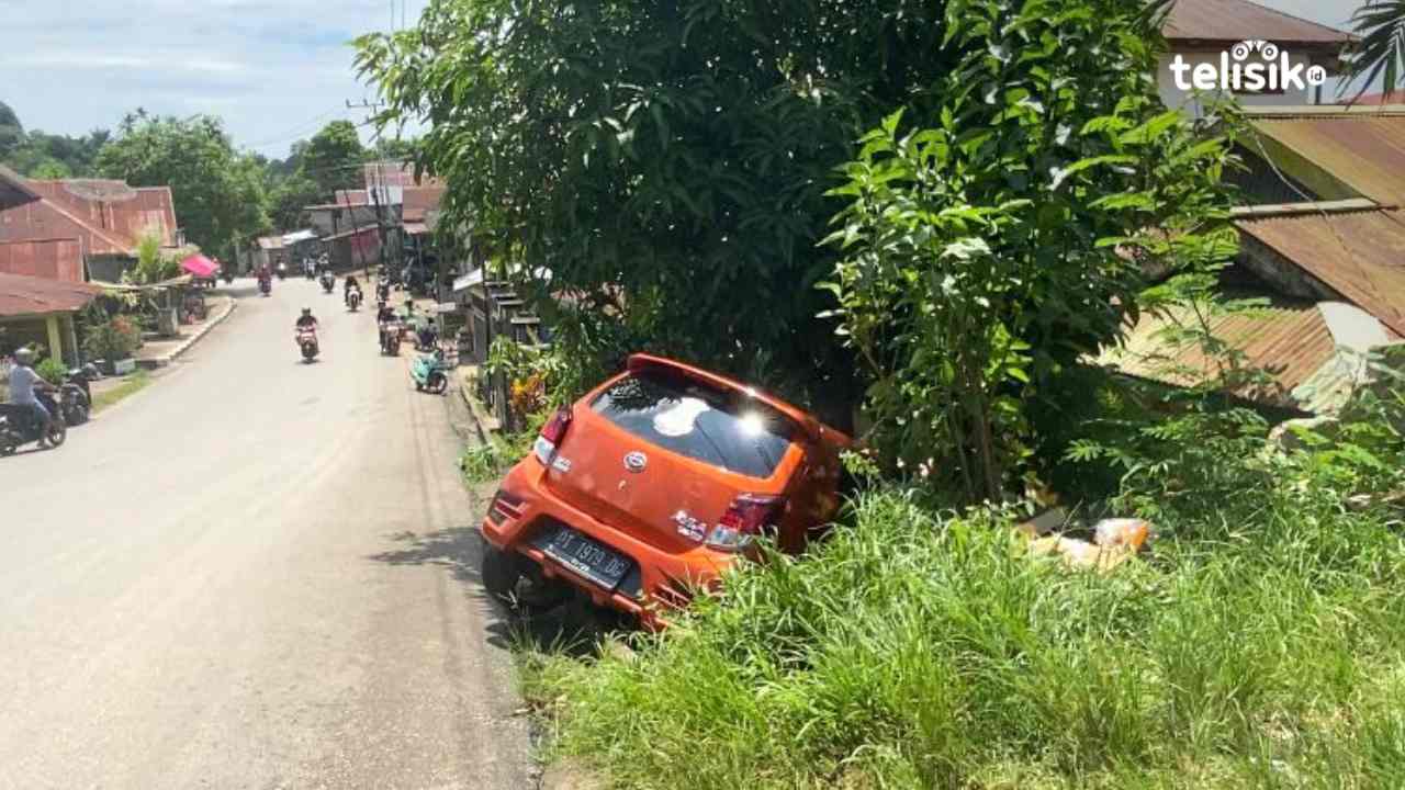 Mobil Nyaris Tabrak Rumah Warga di Penurunan Jembel Baubau