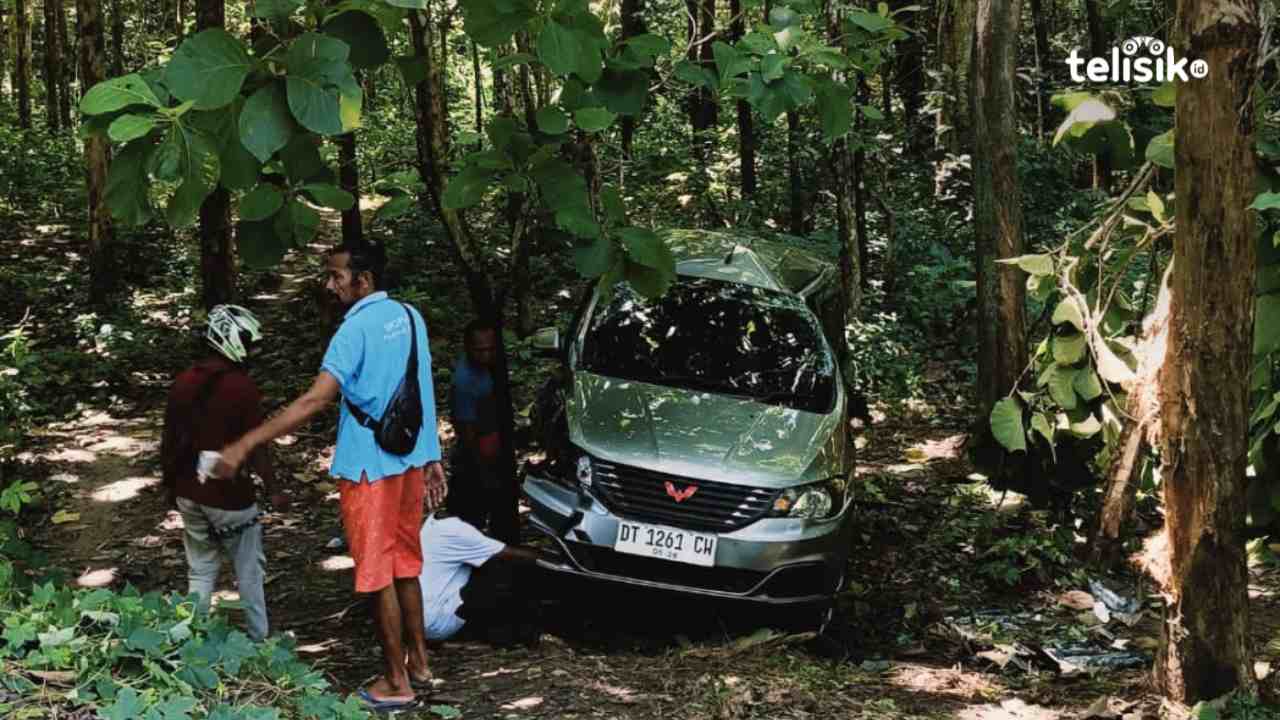 Mobil Terjun Bebas di Jalan Poros Batauga Buton Selatan