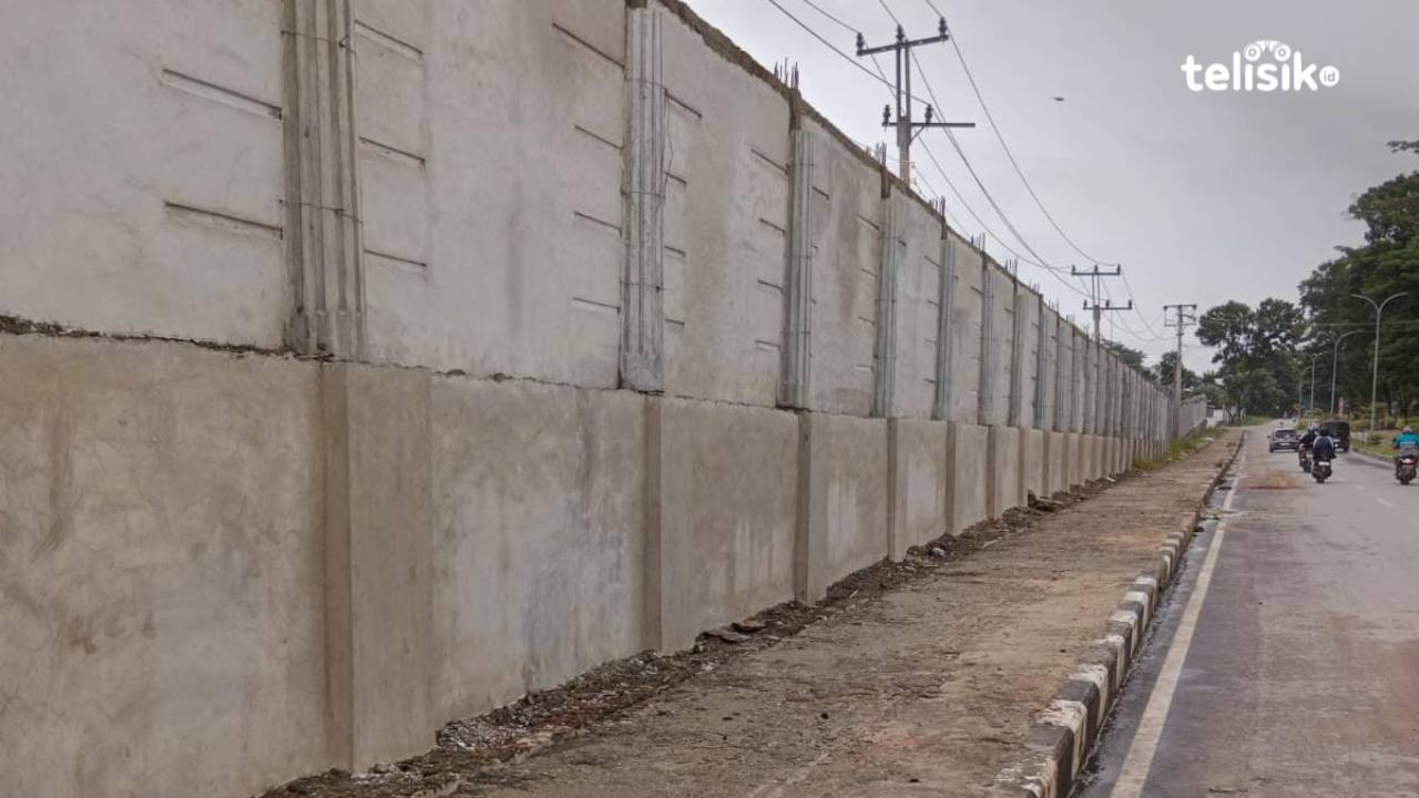 Pekerja Pagar Rujab Gubernur Sulawesi Tenggara Belum Diberi Gaji