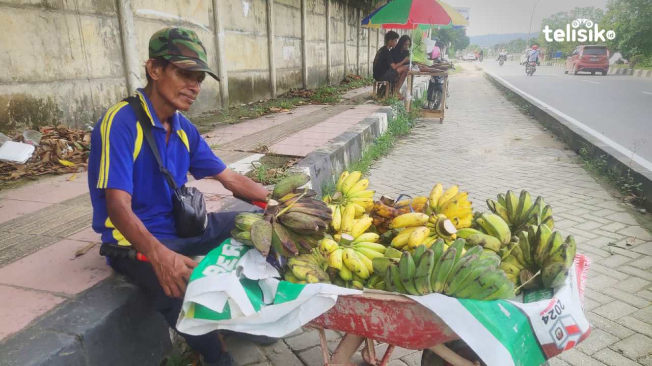 Penjual Pisang Keliling Ini Berhasil Kuliahkan Anak hingga Sarjana