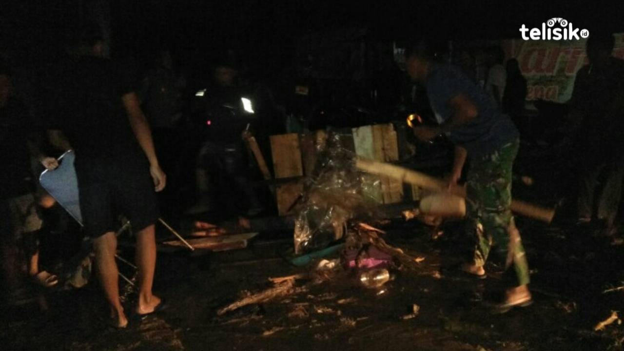 Puluhan Kendaraan Terseret Arus Banjir Bandang