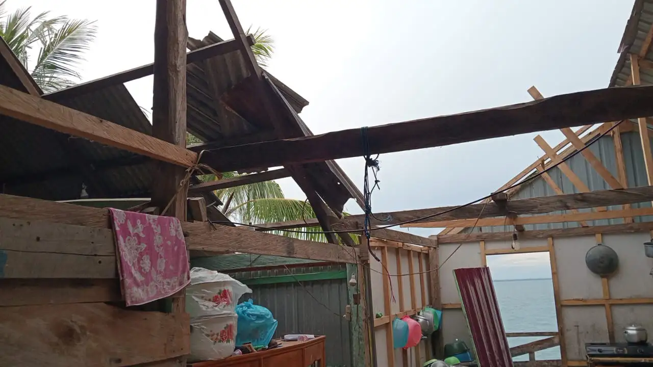 Rumah di Muna Barat Porak Poranda karena Angin Puting Beliung