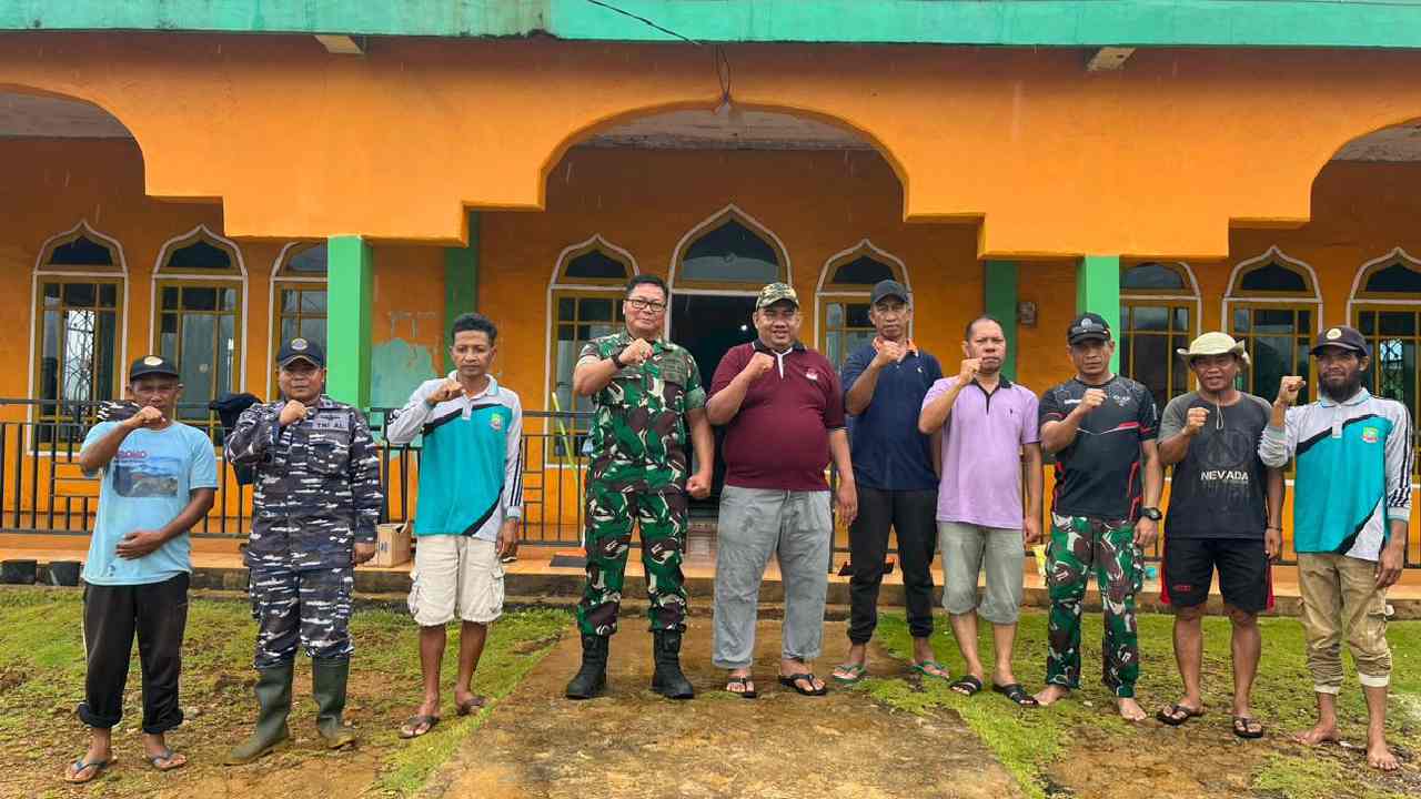 Sambut Bulan Suci, Pemdes Tapunggaya dan PT Antam UBPN Konawe Utara Bersihkan Tempat Ibadah