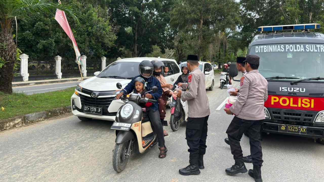 Selama Ramadan, Polda Sulawesi Tenggara Berbagi Takjil untuk Warga