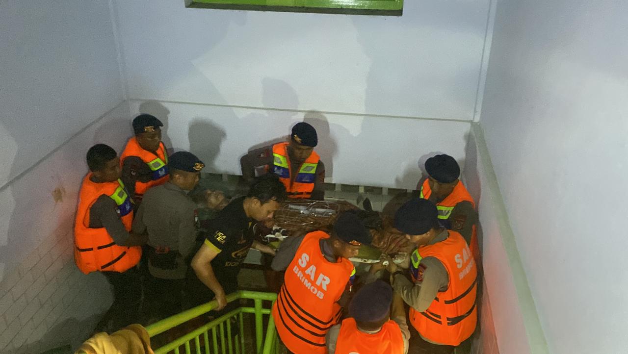 Selamatkan Warga Kendari, Brimob Polda Sulawesi Tenggara Terobos Banjir