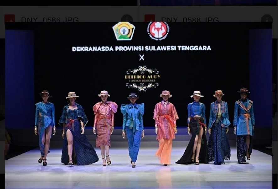 Tenun Khas Sulawesi Tenggara Mencuri Perhatian di Panggung IFW 2024