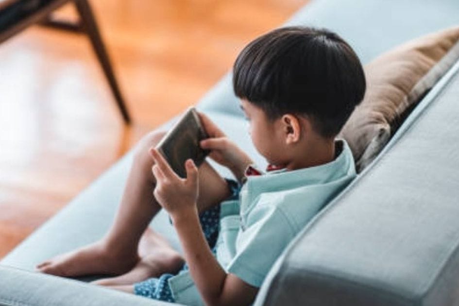 6 Tips Aman Main Gadget Bagi Mata Anak