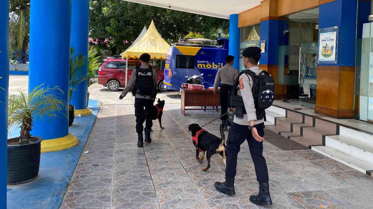 Anjing Pelacak Unit K9 Dikerahkan Patroli di Bank Sultra