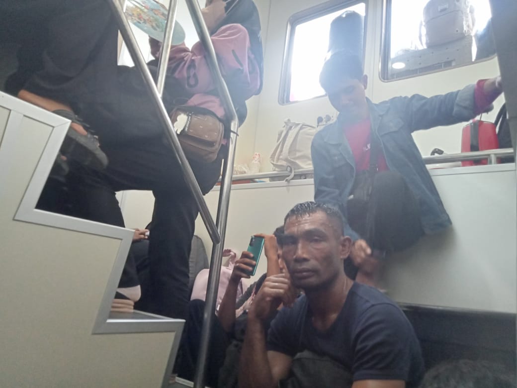 Arus Balik Raha ke Kendari Membludak, Penumpang Nyaris Pingsan