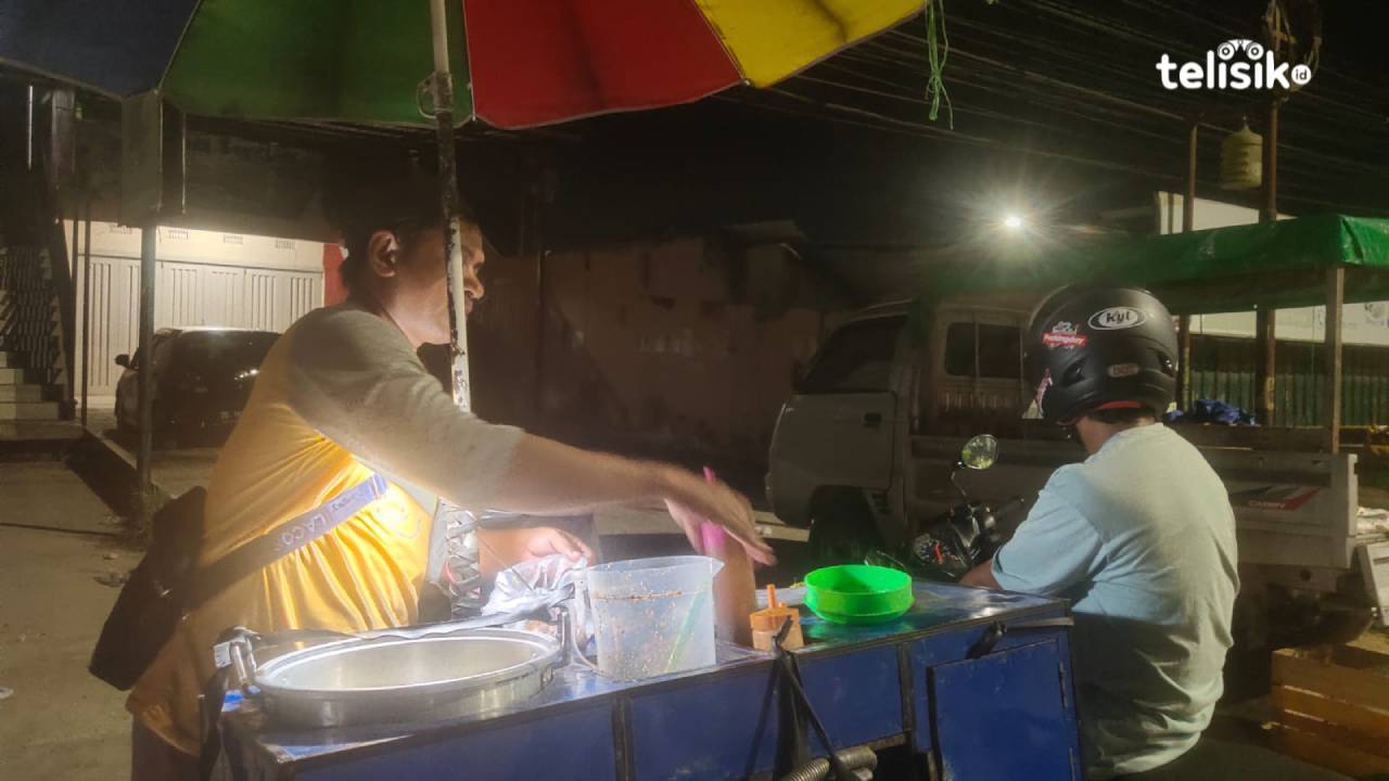 Cerita Penjual Siomai Keliling, Omzet Menurun Selama Ramadan