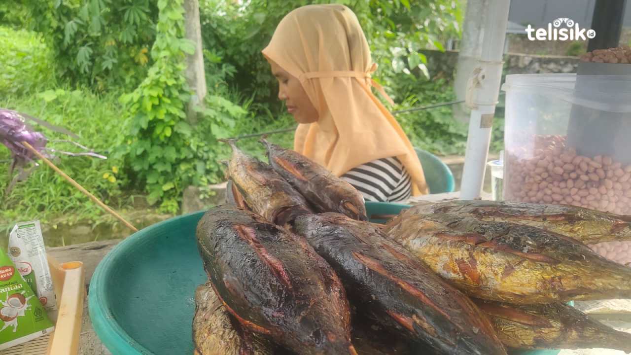 Cerita Wanita Bantu Suami Jual Ikan Asap Pinggiran di Kendari