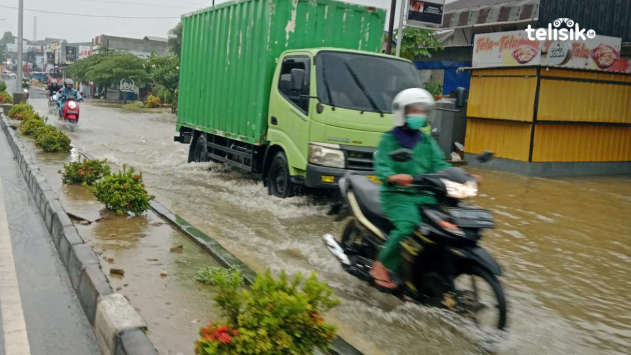 Genangan Air di Jalan Sorumba Kendari Membuat Pengguna Jalan Kesulitan