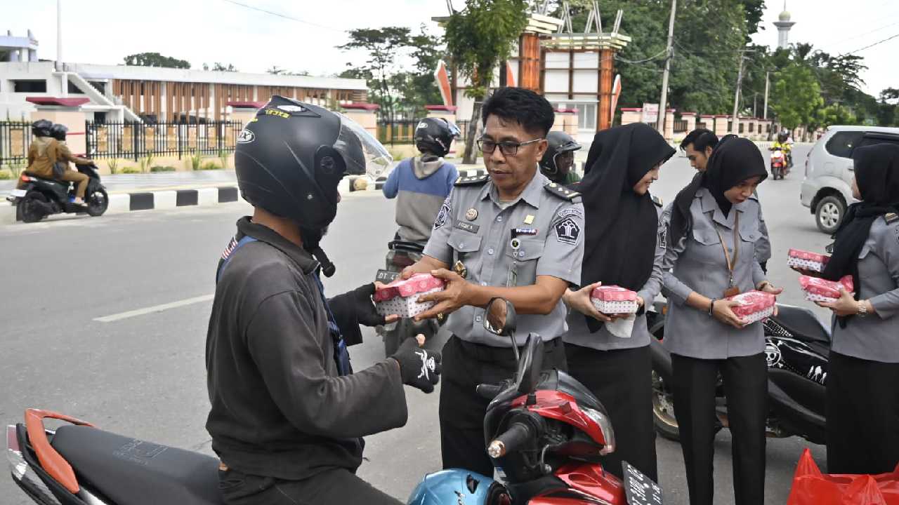 Harbhapas ke-60, Divisi PAS Kanwil Kemenkumham Sultra Tebar Takjil untuk Warga Kendari