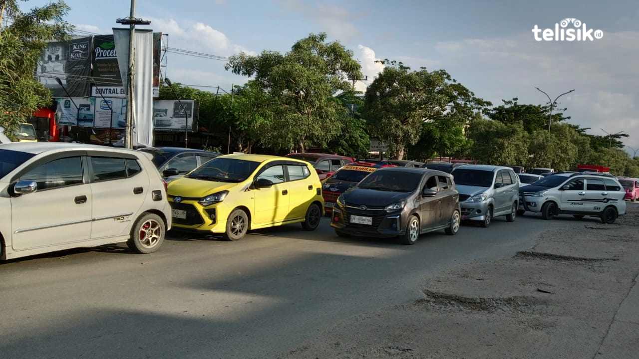 Jalan Pasar Baru Wua-Wua Kendari Macet, Polisi Kesulitan Kontrol Arus Lalu Lintas