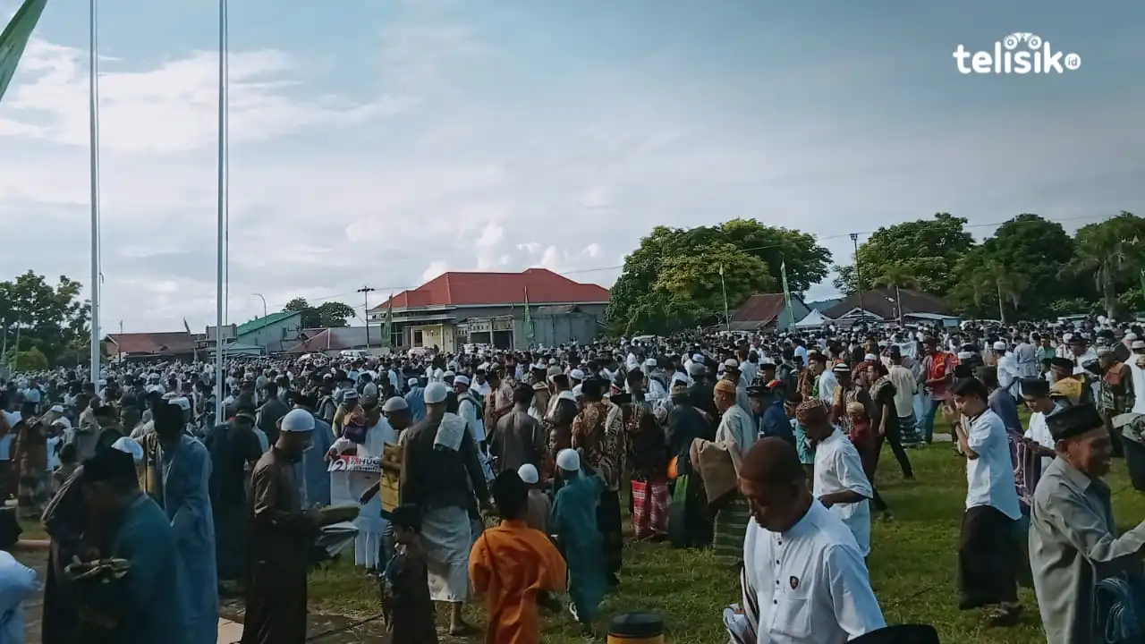 Jemaah Salat Idul Fitri Tumpah Ruah di Tomia, Sempat Diguyur Hujan
