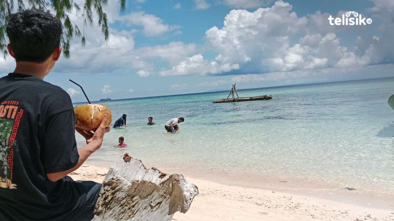 Menikmati Kesegaran Air Kelapa di Pantai Cemara Wakatobi