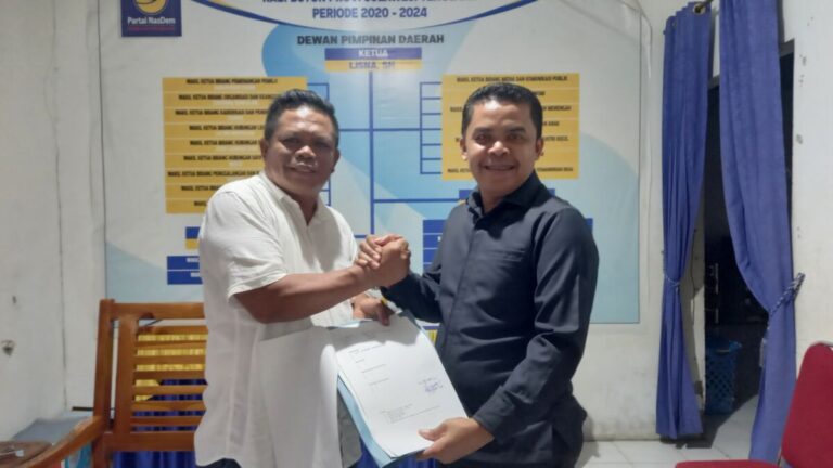 Partai Nasdem Buton Terima Berkas Pendaftaran Pasangan Arimusdi Rafiun