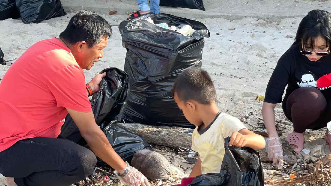 Peduli Masyarakat Hugua Turun Bersihkan Sampah di Pantai Nirwana Baubau