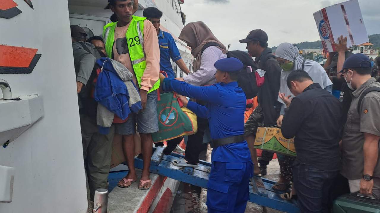 Pemudik Mulai Padat, Polda Sultra Lakukan Pengamanan di Pelabuhan