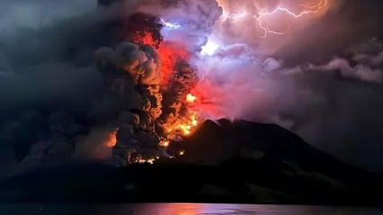 Penjelasan PVMBG Munculnya Kilatan Petir Erupsi Gunung Ruang