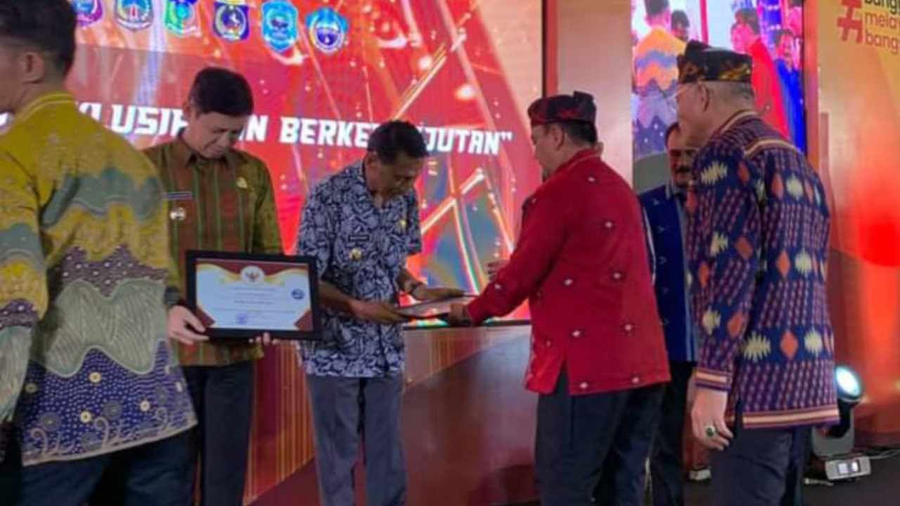 Pj Bupati Buton Raih Penghargaan Terbaik Turunkan Stunting