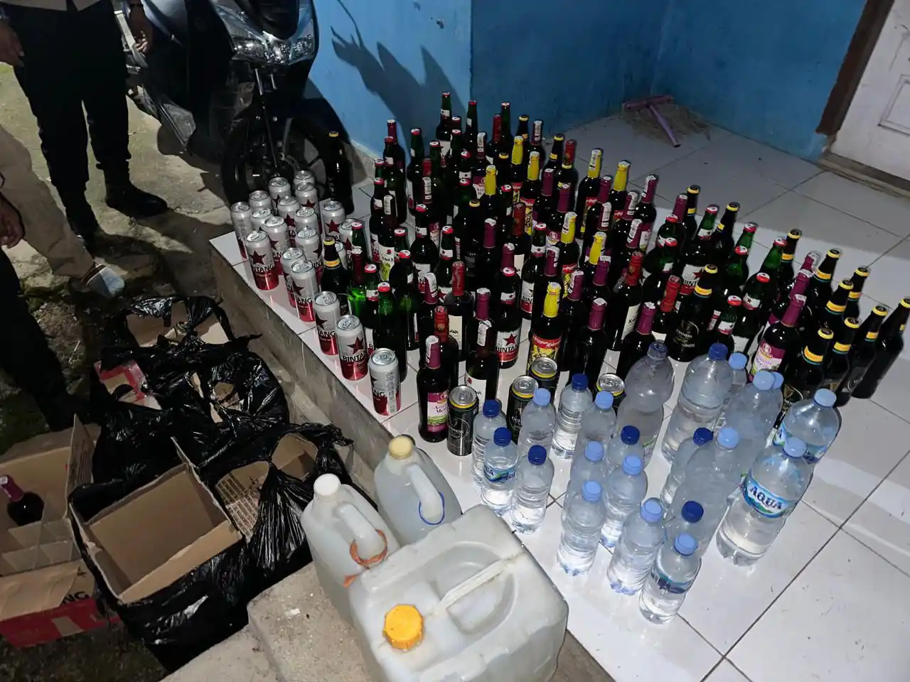 Polisi Sita Puluhan Liter Arak di Buton Tengah