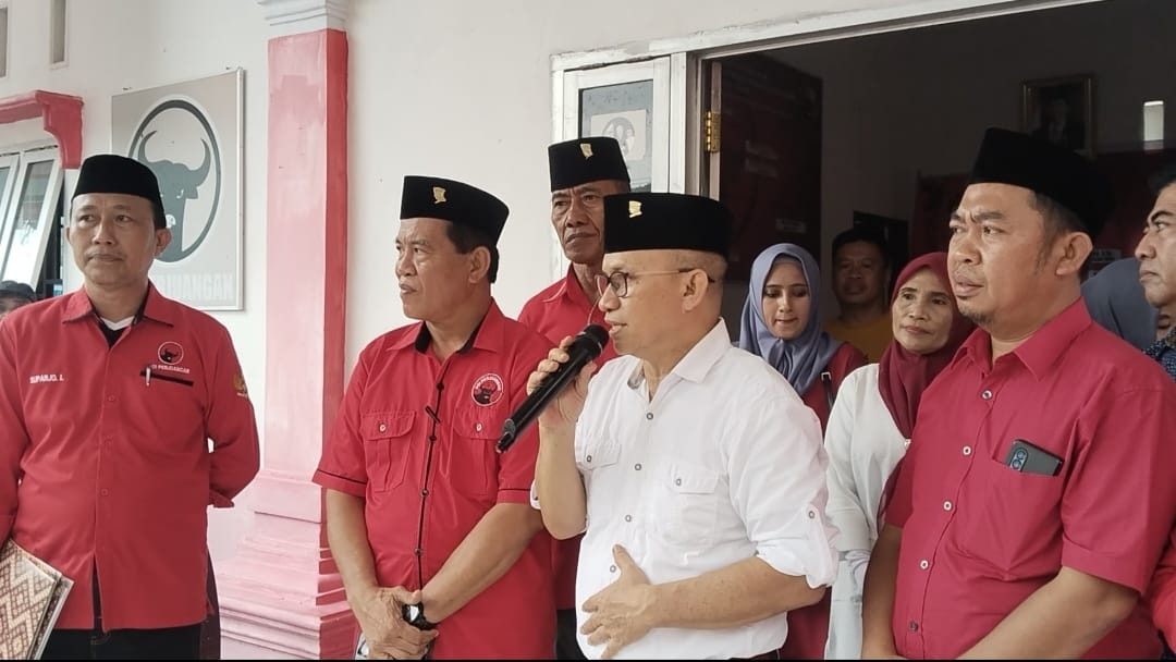 Ratusan Masyarakat Kawal Pengembalian Formulir Balon Bupati Kolaka Timur Arwin Labatamba