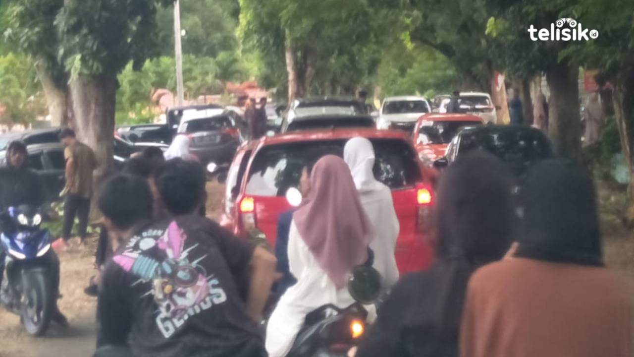 Rutinitas Ziarah Kubur Usai Salat Idul Fitri, TPU Punggolaka Macet Total