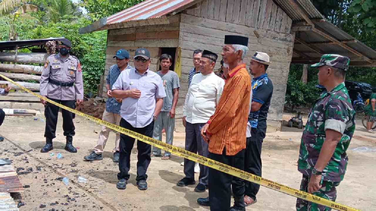 Satu Unit Rumah Terbakar, Pj Bupati Muna Barat Segera Arahkan Beri Bantuan