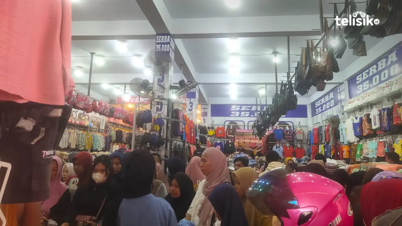 Toko Perbelanjaan Murah di Kendari Diserbu Pembeli Jelang Lebaran