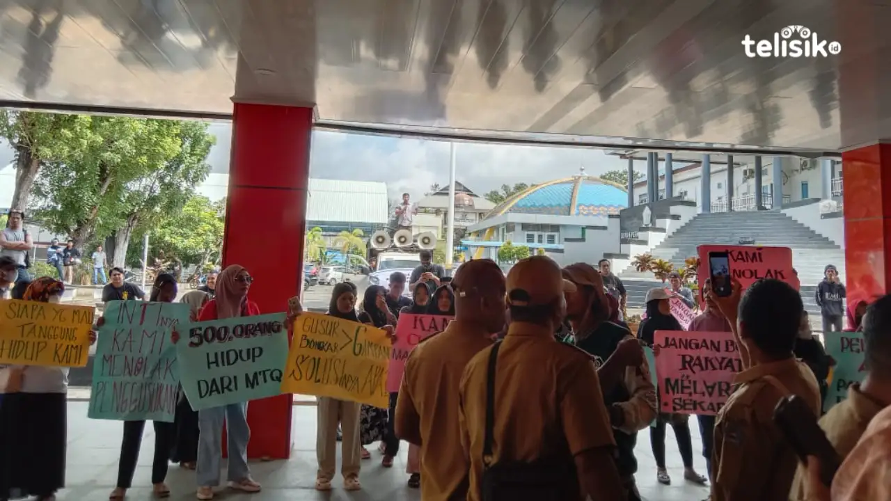 Tolak Digusur, Pedagang Lapangan Eks MTQ Unjuk Rasa di DPRD Sulawesi Tenggara