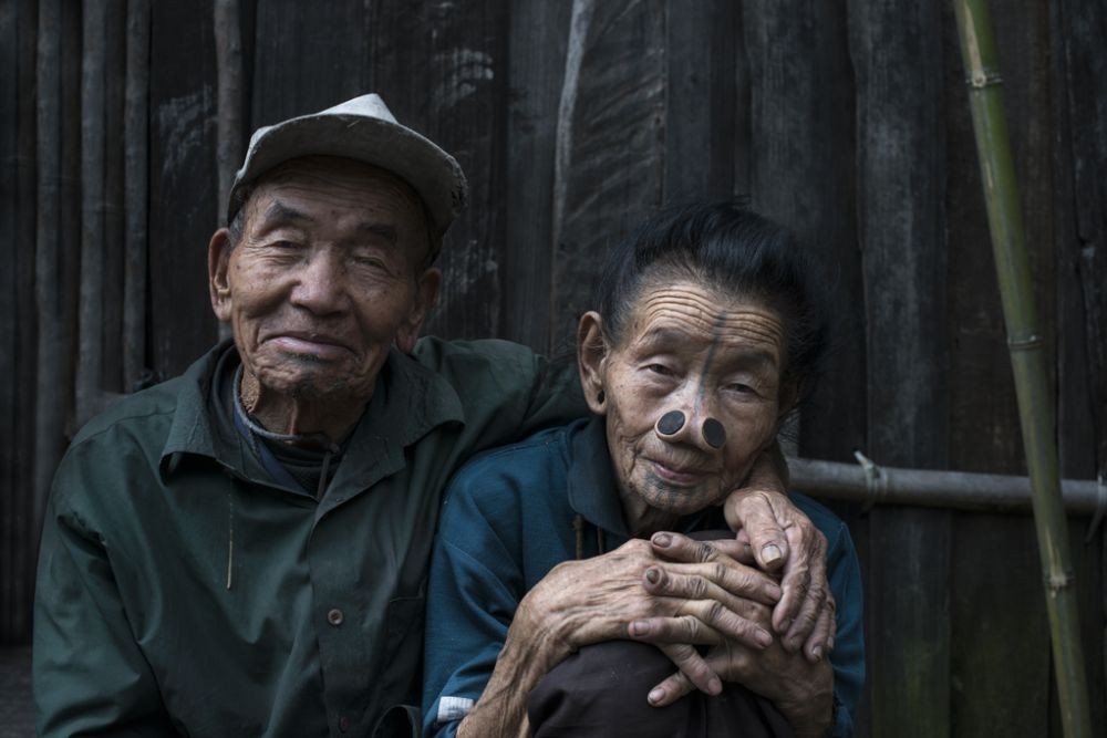 Tradisi Menutup Hidung Bagi Wanita Cantik Suku Apatani di India