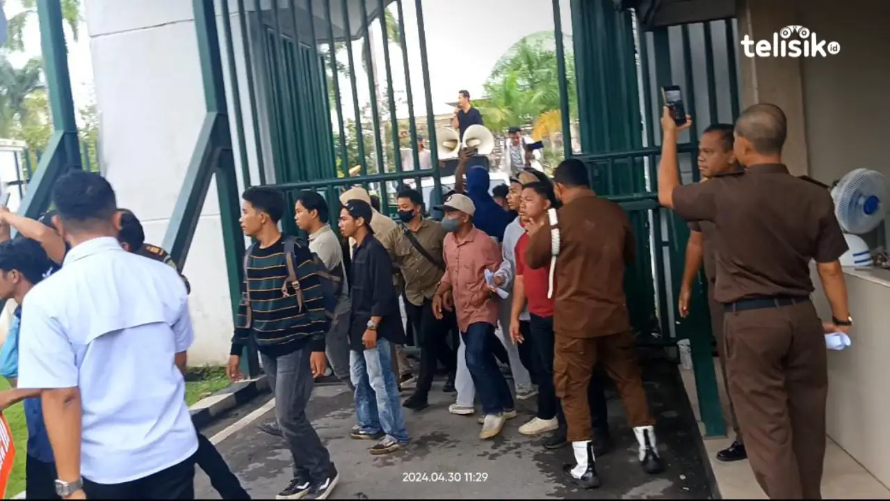 Unjuk Rasa di Kejati Sulawesi Tenggara Diwarnai Kericuhan dan Aksi Kejar-kejaran