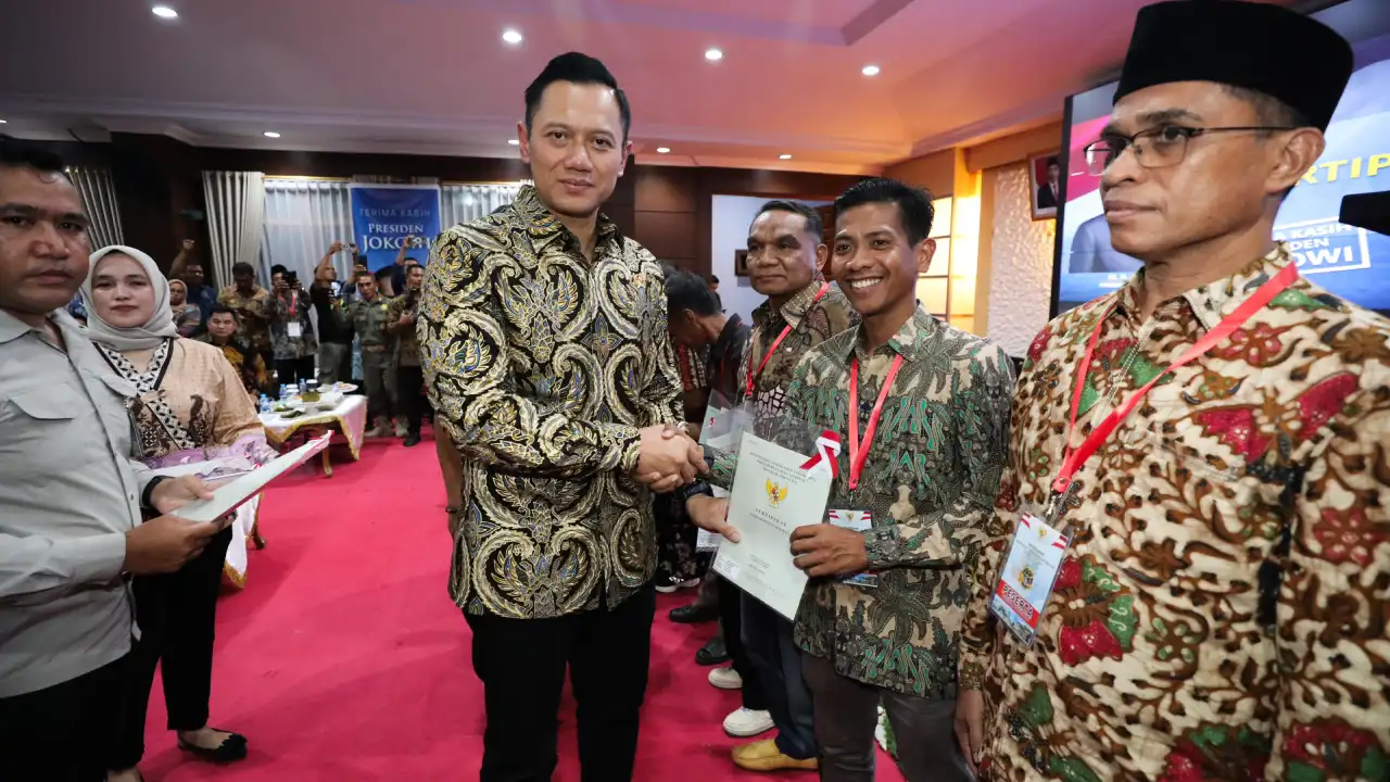 Warga Sulawesi Tenggara Kebagian Ribuan Sertipikat Tanah dari Menteri AHY