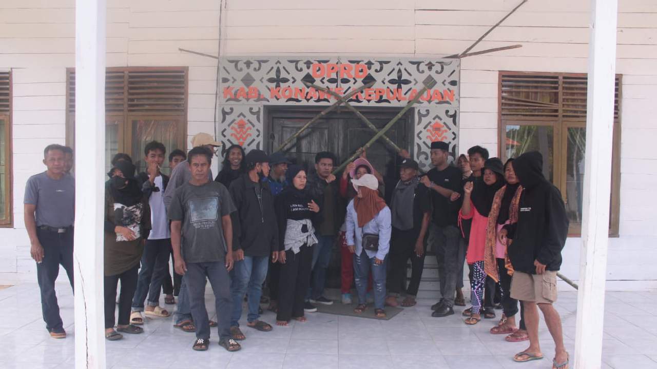 Warga Wawonii Segel Kantor DPRD Konawe Kepulauan