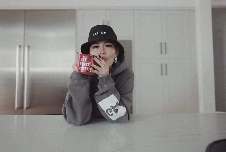 Agnez Mo Disemprot Netizen Usai Kedapatan Live Minum Starbucks Produk Israel