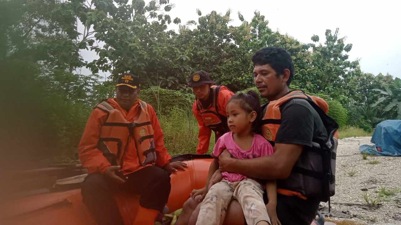 Bapak dan Anak Terjebak Arus Banjir Saat Panen Jagung di Konawe Utara