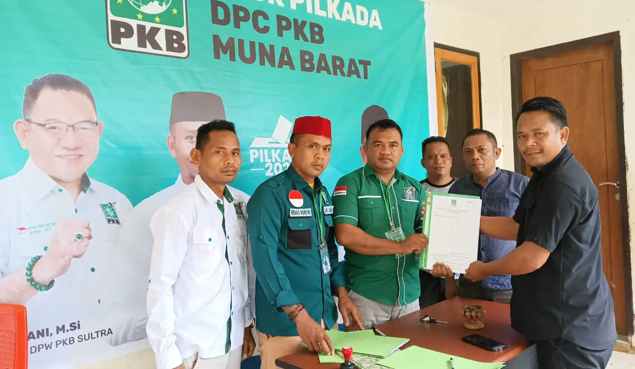Baru La Ode Darwin Kembalikan Formulir Pendaftaran di PKB Muna Barat