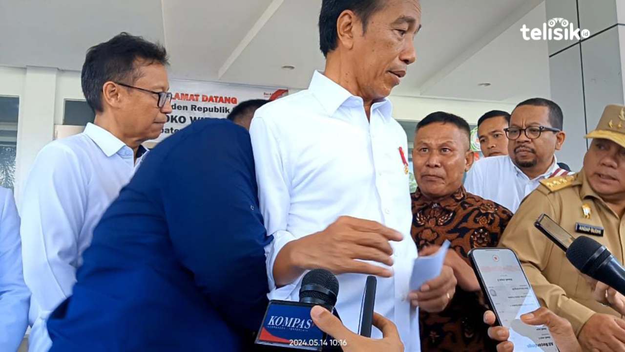 Curhat Soal Gajinya yang Ditahan, Seorang Pria di Konawe Nekat Terobos dan Menarik Presiden Jokowi