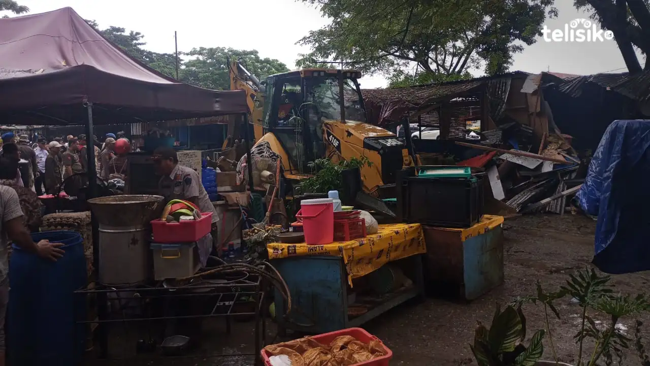 Di Tengah Guyuran Hujan, Lapak-Lapak Kawasan Eks MTQ Dibongkar