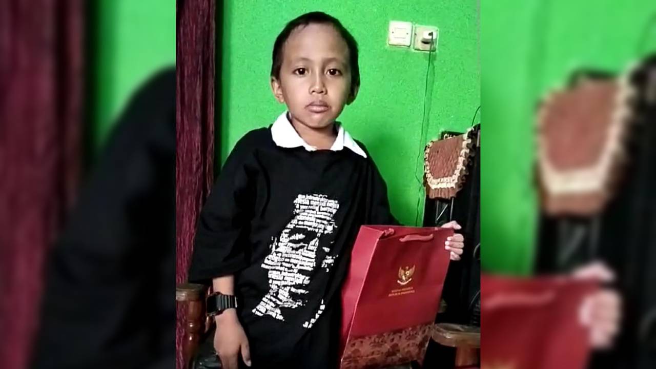 Digantikan Paspampres, Bocah yang Bajunya dari Jokowi Dirampas Emak-Emak Anak Patwal Plt Bupati Muna