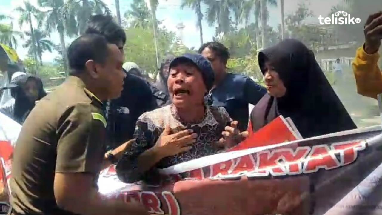 Emak-Emak Histeris Desak Kejati Sulawesi Tenggara Tangkap dan Periksa Kepala Desa Marombo Pantai serta Penambang Ilegal