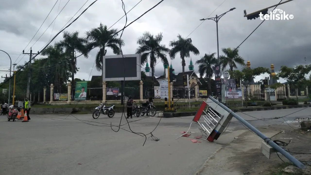Gegara Mobil Kontainer Seruduk Papan Reklame, Perempatan Tugu Religi Macet Total