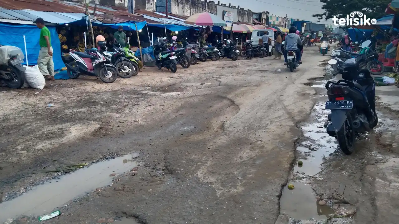 Jalan Berlubang di Pasar Anduonohu Kota Kendari Bahayakan Pengendara