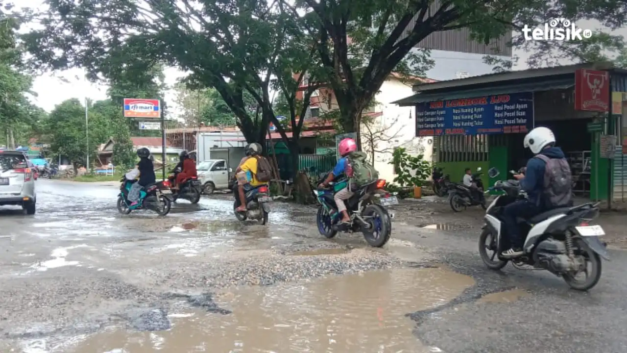 Jalan Berlubang di Sekitar Kantor Gubernur Sulawesi Tenggara Rawan Kecelakaan