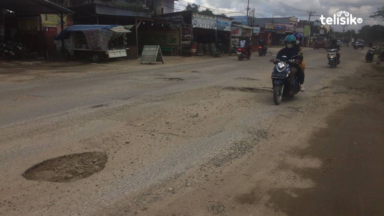 Jalan Rusak dan Berlubang di THR Kendari Bahayakan Pengendara